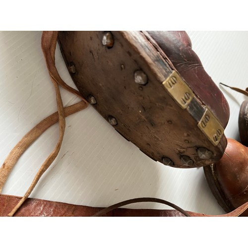 260 - A quantity of vintage Ladies brown leather boots, sole measures 28cm/27cm/28cm/26cm to include Fortn... 