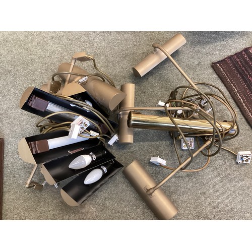 482 - Quantity of bronze effect and brass picture lights, see photos for details