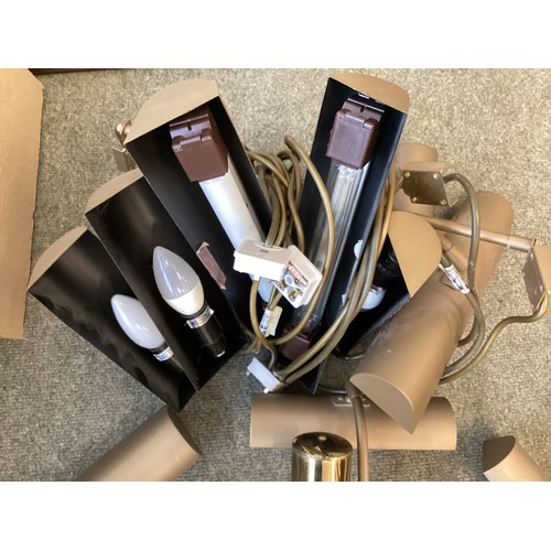 482 - Quantity of bronze effect and brass picture lights, see photos for details