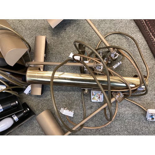 482 - Quantity of bronze effect and brass picture lights, see photos for details