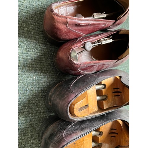 281 - Three pairs of mens shoes. Tassel loafers size 9 and pair suede brogues size 8 (3)