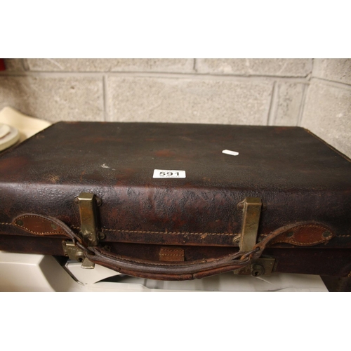 591 - VINTAGE SUITCASE