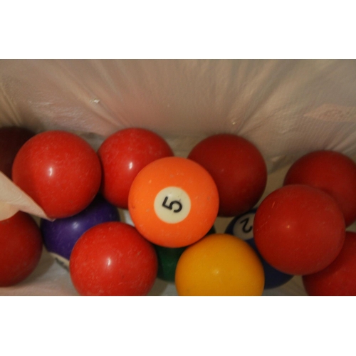 789 - BAG OF SNOOKER BALLS