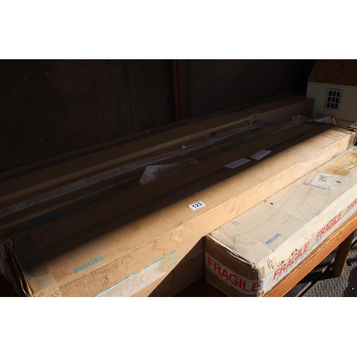 123 - LOT OF FLUORESCENT TUBES