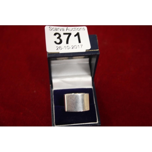 371 - GENTS SILVER RING