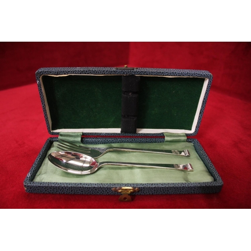 390 - SILVER SPOON & FORK PRESENTATION SET