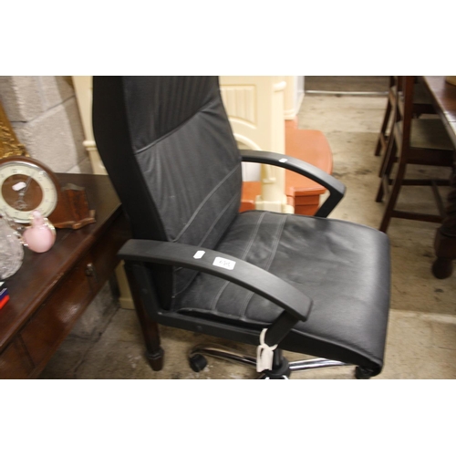 496 - BLACK SWIVEL CHAIR