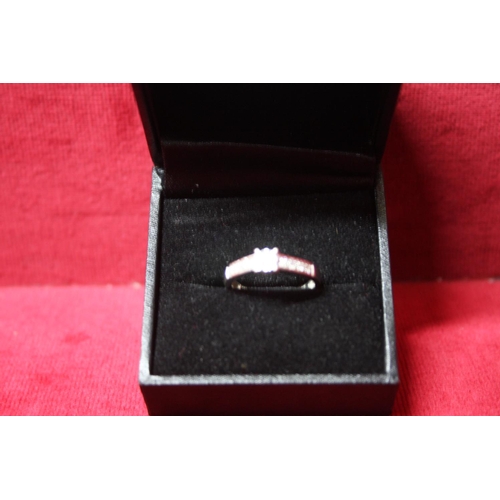 386 - 9CT WHITE GOLD & DIAMOND RING