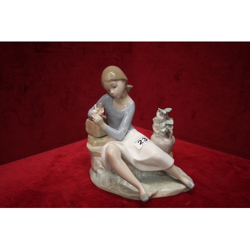 233 - LLADRO FIGURINE