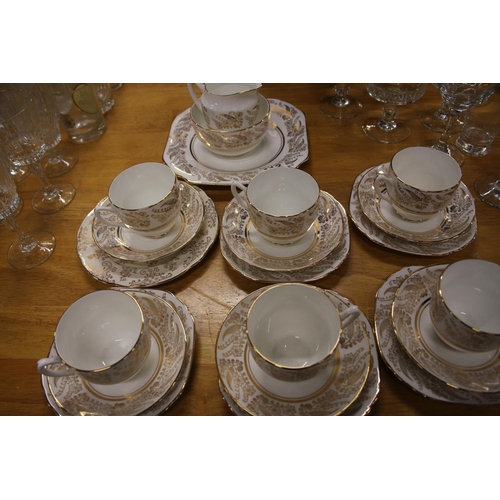 412 - DUCHESS 21 PIECE TEA SET