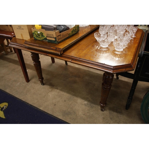 432 - VICTORIAN EXTENDING TABLE