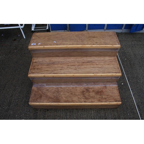 19 - SET OF WOODEN STEPS