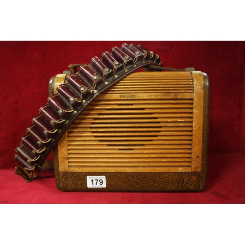 179 - OLD RADIO & CARTRIDGE BELT