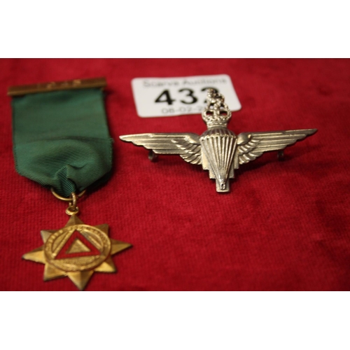 432 - MEDALLION PLUS PARATROOPER BADGE