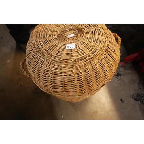 689 - LINEN BASKET