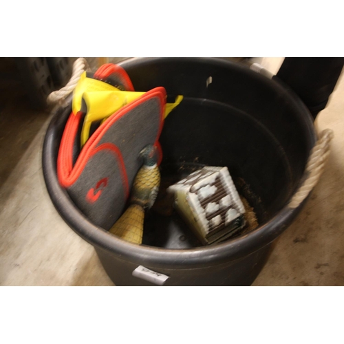 864 - PLASTERERS BUCKET & CONTENTS