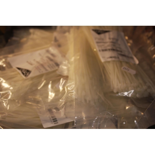 790 - LOT OF CABLE TIES