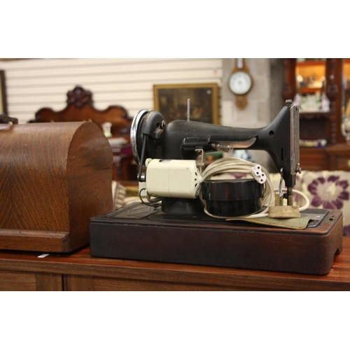 810 - CASED SINGER SEWING MACHINE