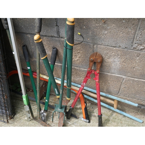 90 - LOT OF GARDEN TOOLS