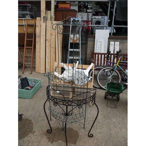 131 - TABLE BASE & GARDEN RACK