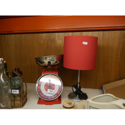 918 - KITCHEN SCALES & TABLE LAMP