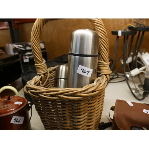 947 - BASKET & FLASKS