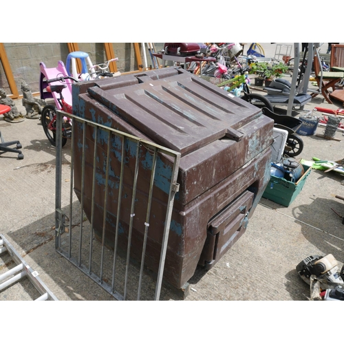 97 - COAL BUNKER & GALVANISED GATE