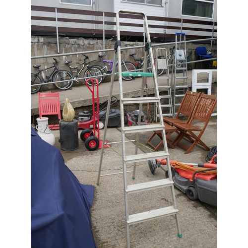 87 - STEP LADDER