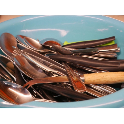 1010 - BASIN OF CUTLERY