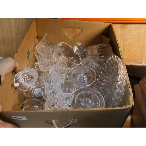 1015 - BOX OF GLASSWARE