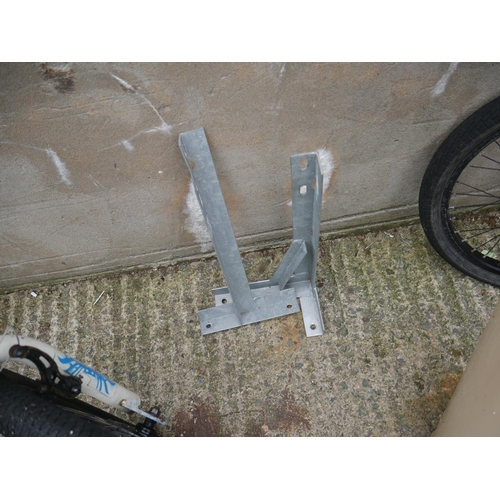 136 - 2 METAL BRACKETS