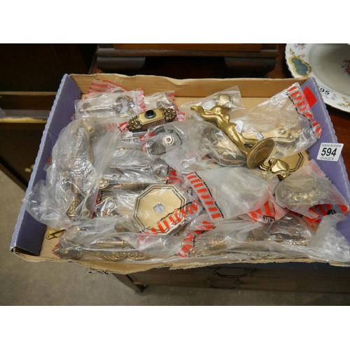 594 - BOX OF BRASS DOOR FURNITURE