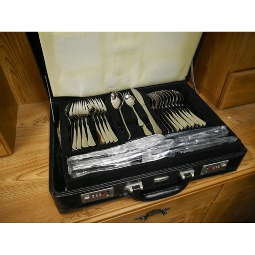 605 - CANTEEN OF CUTLERY IN CASE