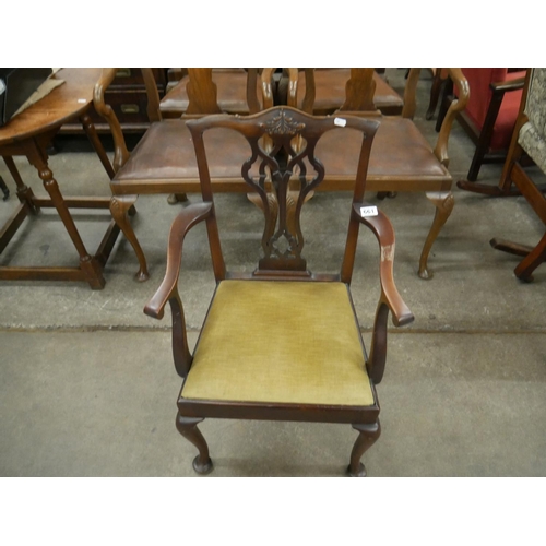 661 - ELBOW CHAIR