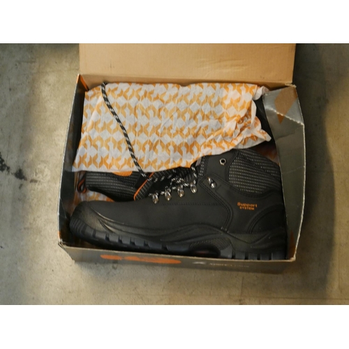 778 - NEW HIKING BOOTS