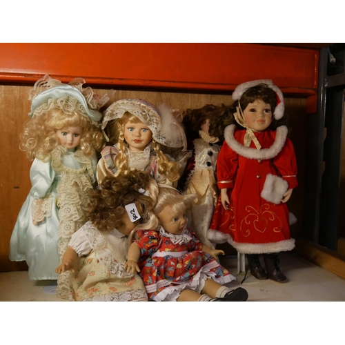 802 - LOT OF DOLLS