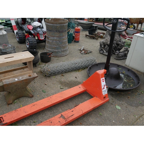 64 - PALLET TRUCK