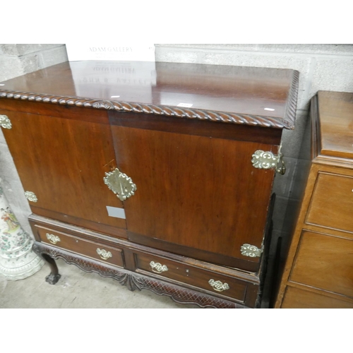 416 - LINEN CHEST ON STAND