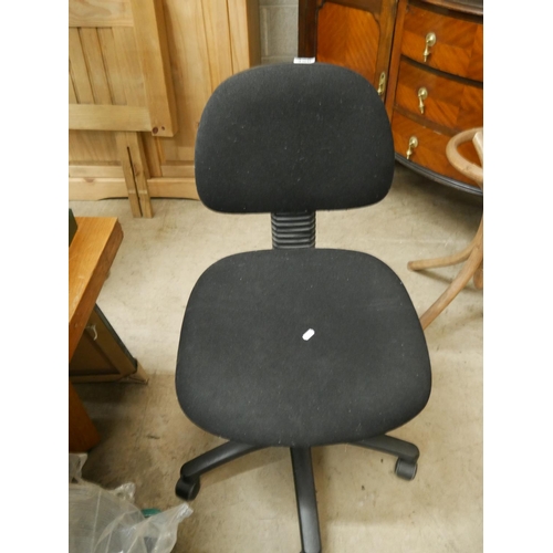 450 - SWIVEL CHAIR