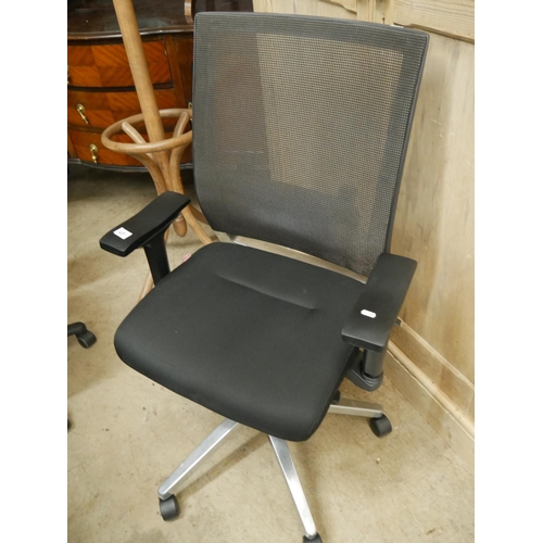 451 - SWIVEL CHAIR