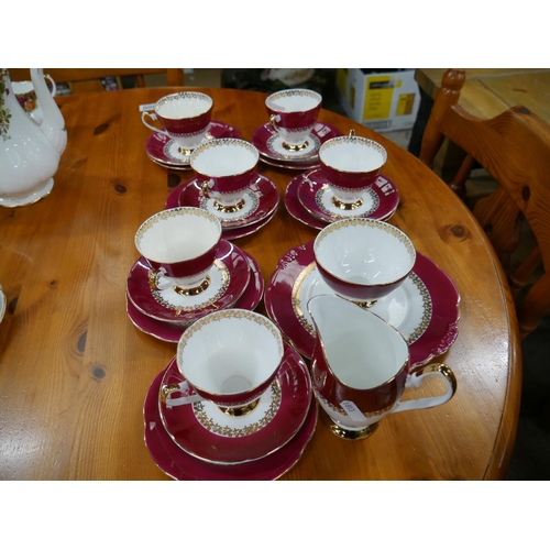 497 - ELIZABETHAN 21 PIECE TEA SET