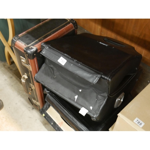 786 - 2 GAMING CHAIRS & SUITCASE