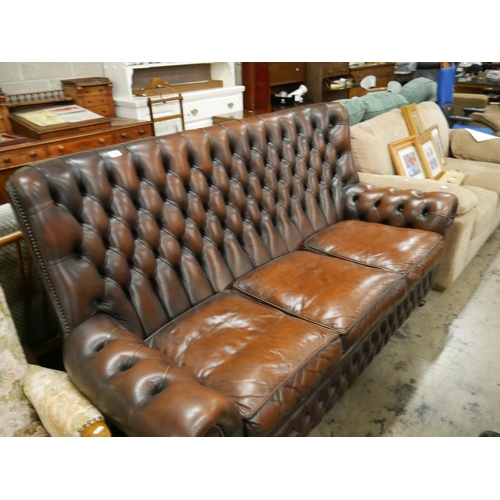 746 - BROWN BUTTON BACK LEATHER SETTEE