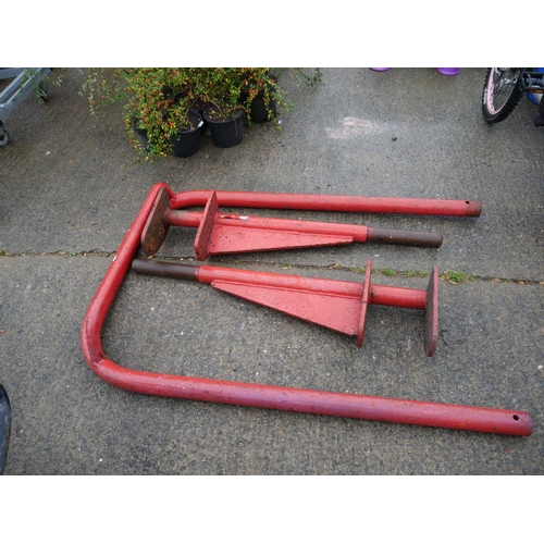 26 - TRACTOR ROLL BAR