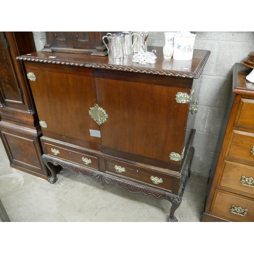 391 - LINEN CABINET ON STAND