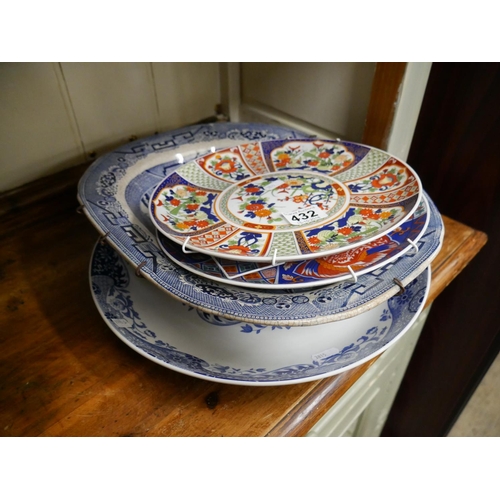 432 - LOT OF LARGE PLATTERS