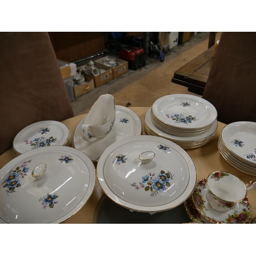 490 - BESWICK DINNER SERVICE