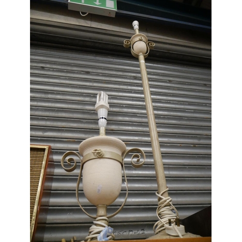 538 - STANDARD LAMP & TABLE LAMP