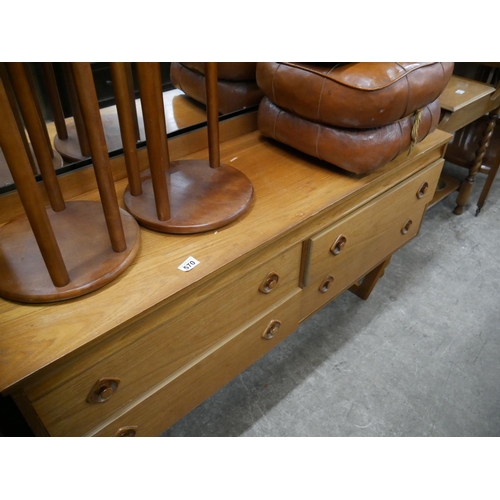 570 - RETRO DRESSING TABLE