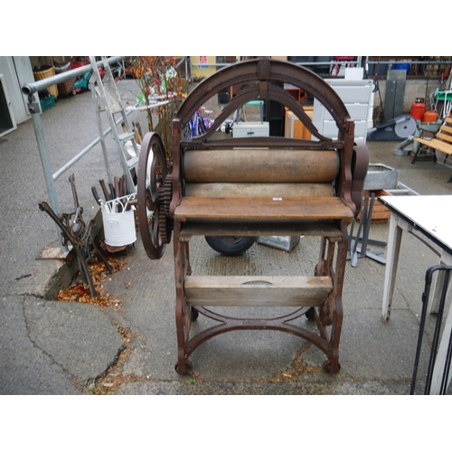 78 - LARGE MANGLE